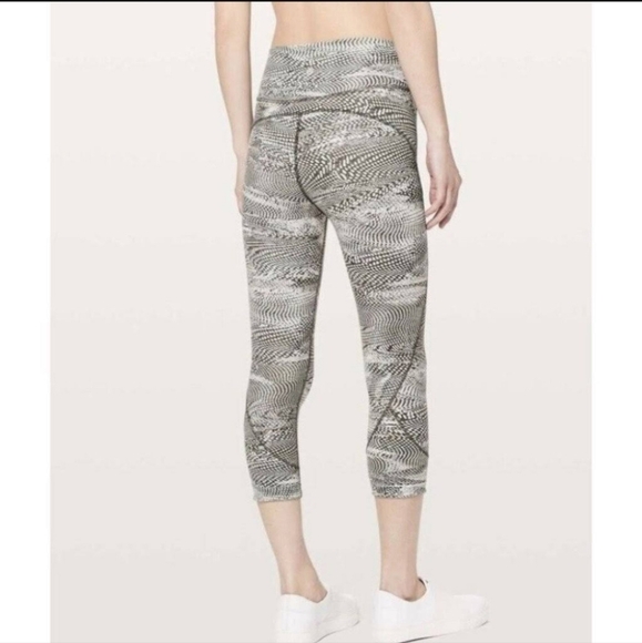 Lululemon Wonder Under Movement Crop in Swerve Vapor Metal Grey SZ 8 - Picture 2 of 10